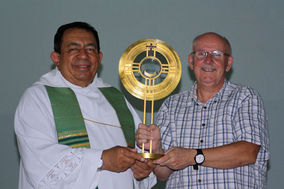 Übergabe der von Pfarrer Kowal gestifteten Monstranz an die Pfarrgemeinde Nossa Senhora de Fatima in Campo Maior (Brasilien)